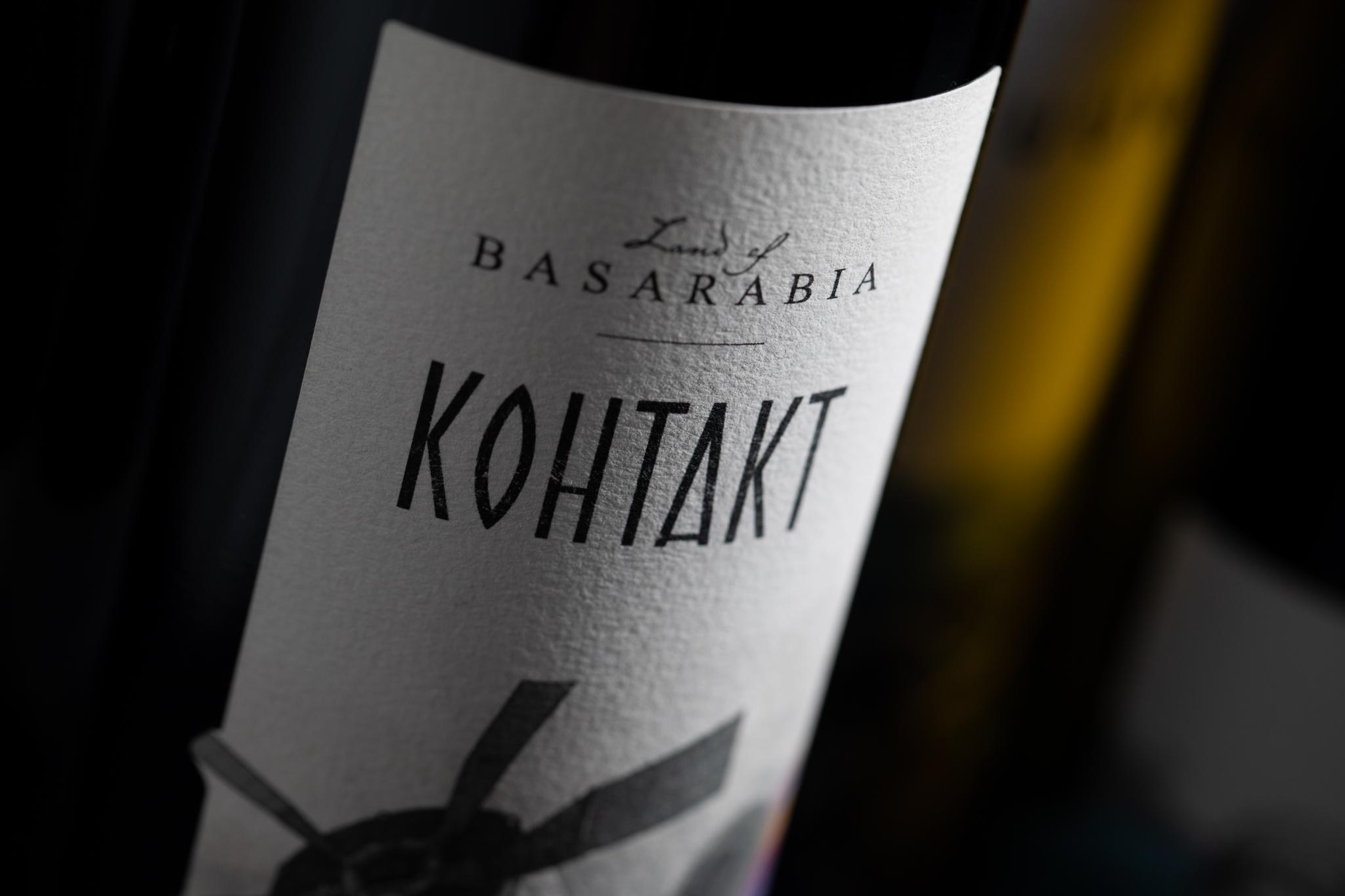 Контакт — the hand-drawn lettering, close up